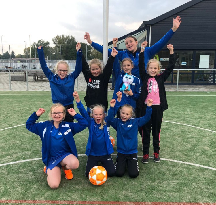 DVS boekt nipte winst/ E2 najaarskampioen
